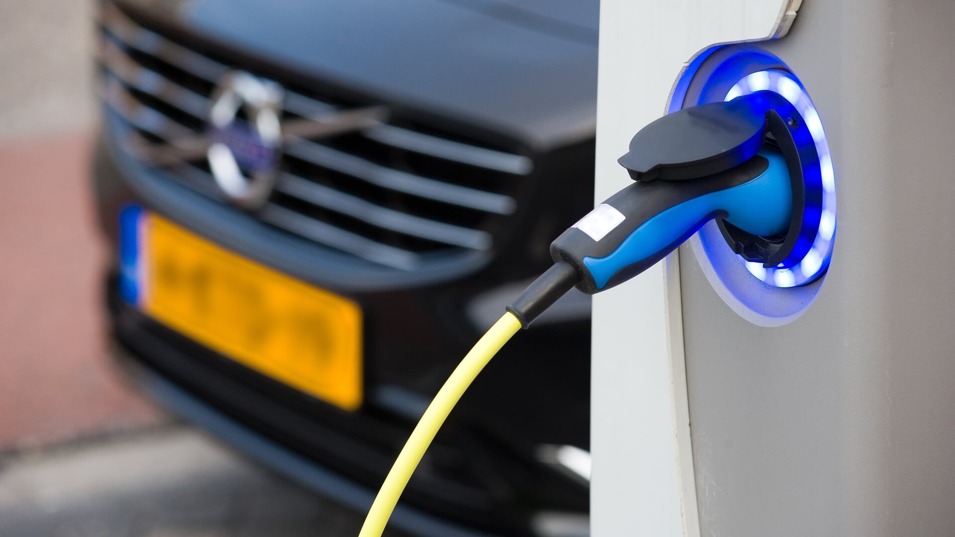 Wie bepaalt in gemeente Woerden waar laadpalen komen?