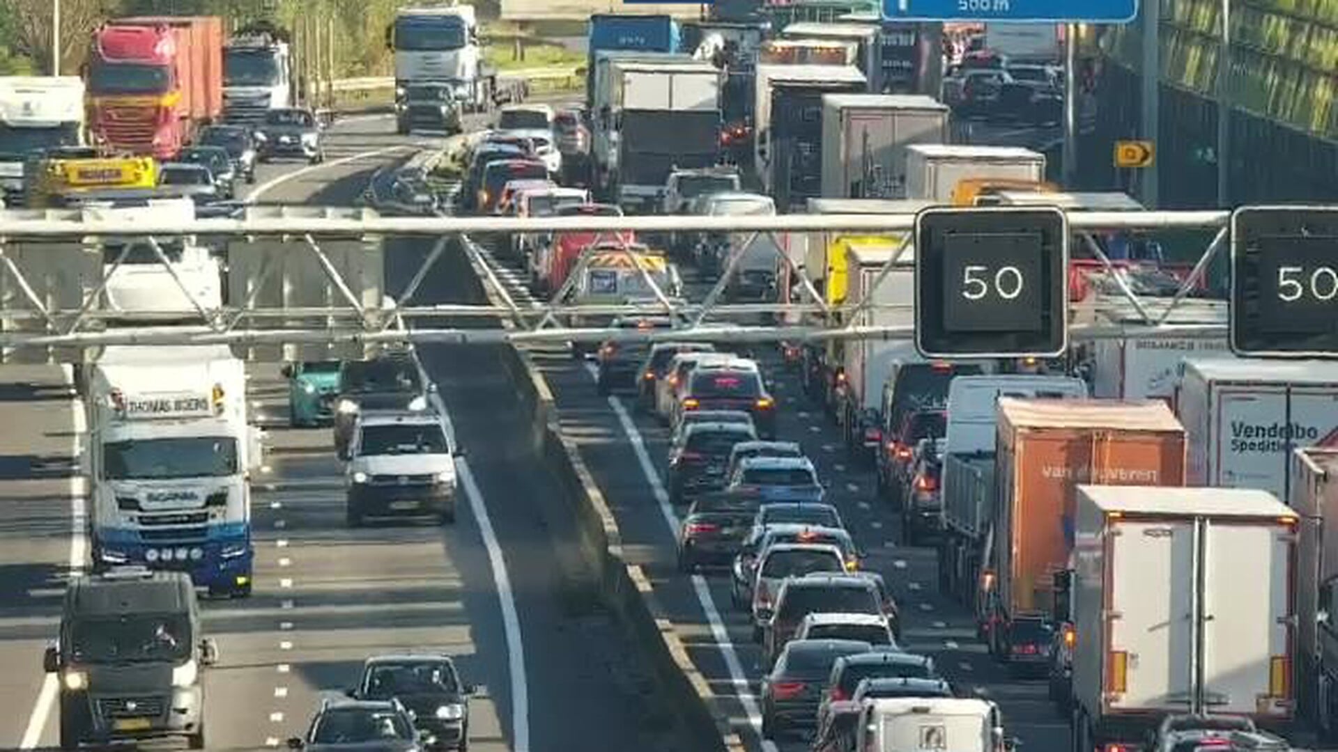 Ongeluk op A15 bij Hardinxveld-Giessendam: één rijstrook dicht, half uur vertraging