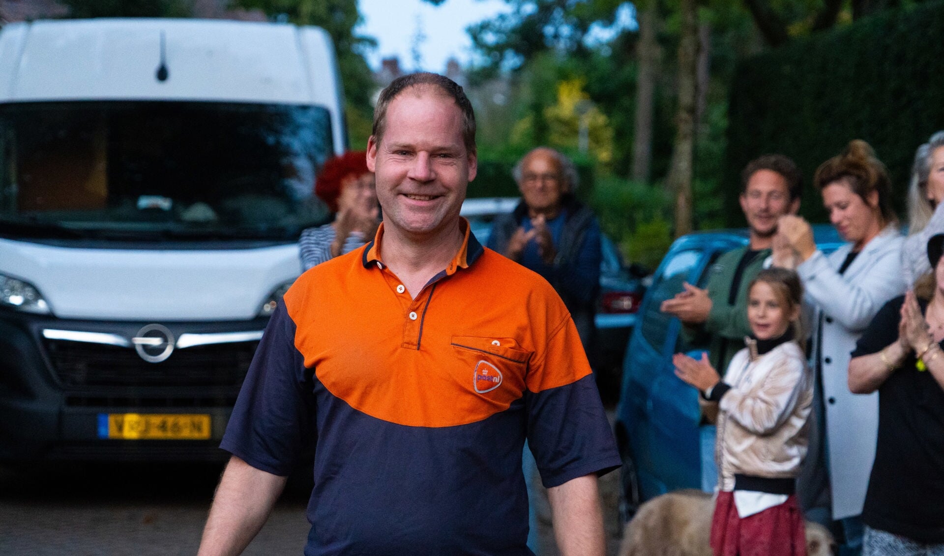 Geliefde Pakketbezorger Toegezongen Op Laatste Werkdag: “Robert Bedankt ...