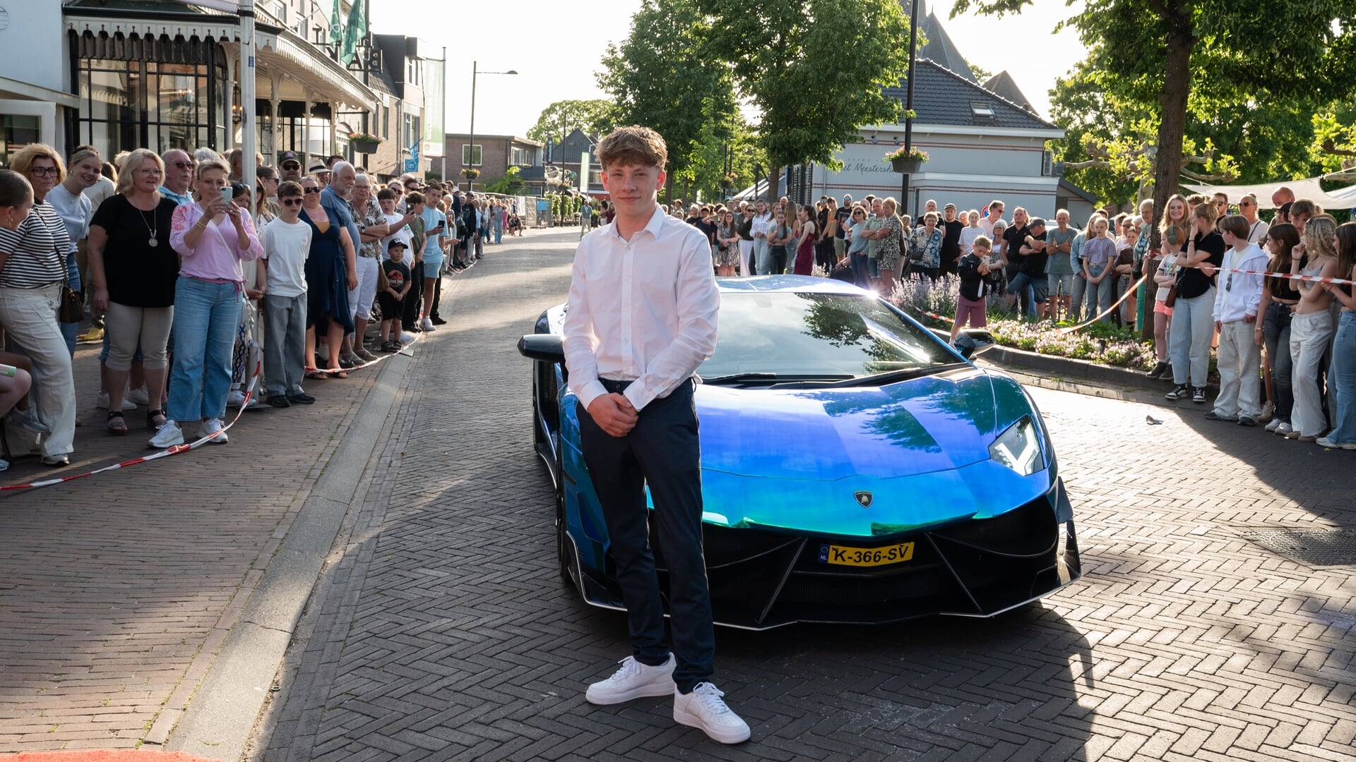 Spectaculaire aankomst gala leerlingen Kompaan in Vorden | Onderwijs ...