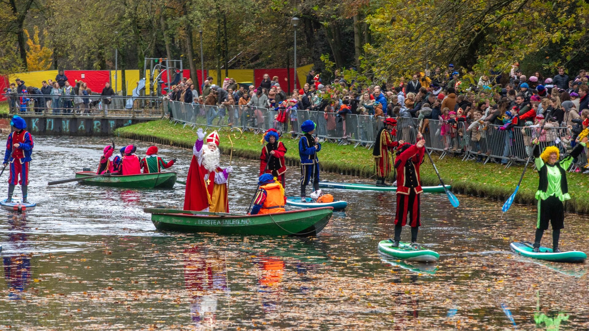 Ouderwetse Intocht Sinterklaas En Suppende Pieten Komen Aan In Oude