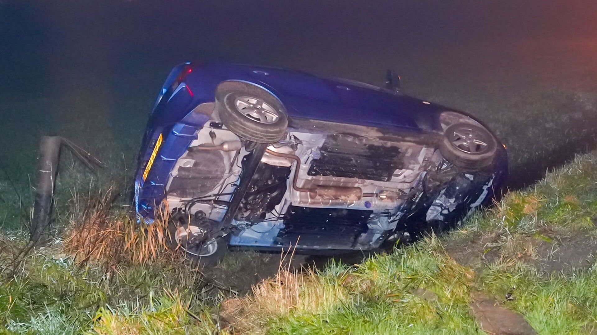 Auto belandt in sloot in Dieden; bestuurder spoorloos