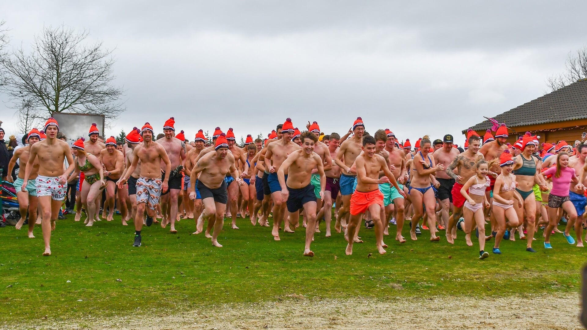 Recordaantal duikers bij nieuwjaarsduik in De Kuilen Langenboom