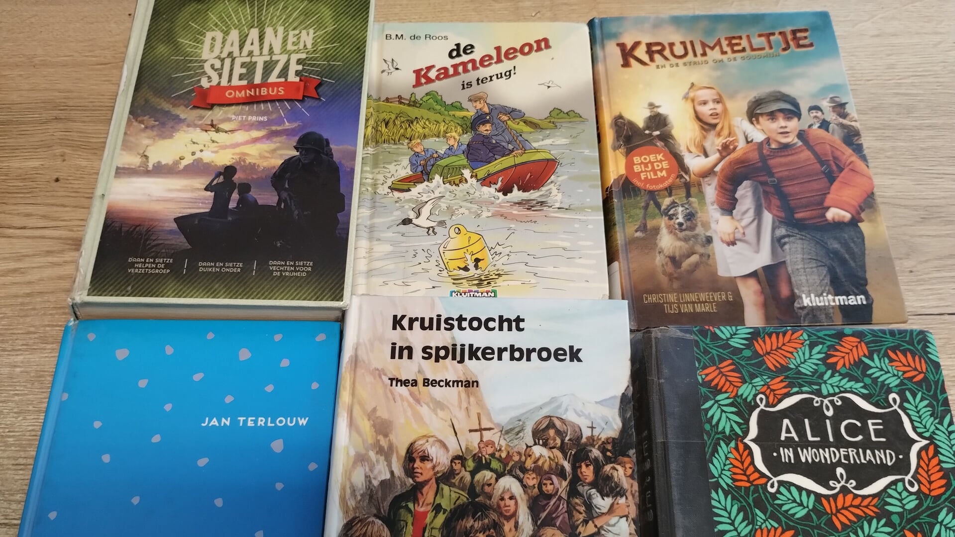 Nostalgische Boekenclub in bibliotheek Ambacht