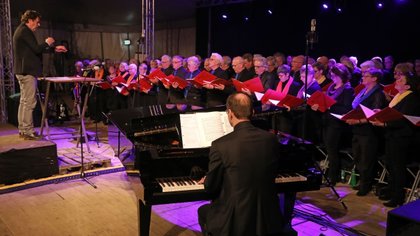 Na jaren terug van weggeweest: Jostiband treedt op tijdens rentree van Hans den Ouden Muziekmarathon in Oud-Alblas