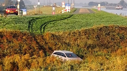 Auto rijdt van de dijk in Groot-Ammers