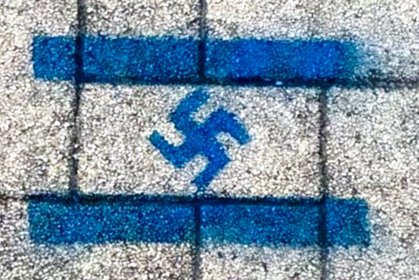 Israëlische vlag met hakenkruis op straten gespoten in Nieuw-Lekkerland 