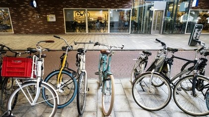 Stoep bij station Vaartsche Rijn in Utrecht blijft voorlopig vol staan met fietsen