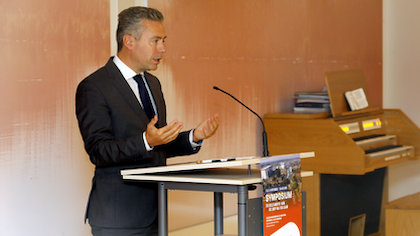 Volle zaal bij symposium SGP Alblasserdam, met SGP-fractievoorzitter Tweede Kamer Chris Stoffer 