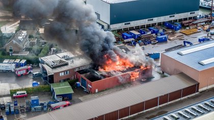 Zeer grote brand in bedrijf op industrieterrein in Papendrecht; NL-alert vanwege rookontwikkeling