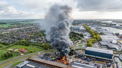 Roetdeeltjes en resten dakbedekking in omgeving brand Papendrecht terechtgekomen: NL Alert later verzonden dan de bedoeling