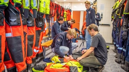 Water, wind en adrenaline: een jaar met acties van KNRM Huizen