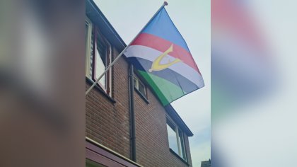 Veteranenvlag wappert toch in Huizen, ondanks afgelaste Veteranendag