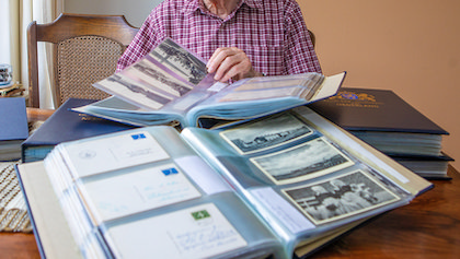 Gerrit Jongerden bewaart oud Huizen in meer dan 2000 ansichtkaarten; ‘Die kan ik niet wegdoen’