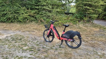 Deelfietsen populair in het Gooi, maar zorgen voor overlast