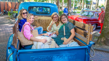 Larense Brink verandert in decor voor meer dan zestig oldtimers