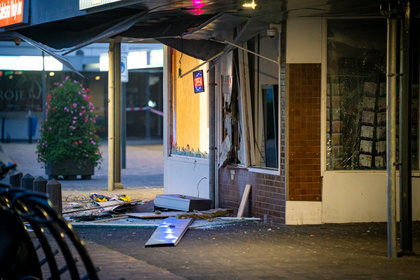Enorme schade aan winkelpand na plofkraak in Vlaardingen