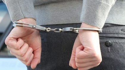 Hof behandelt zaak rond agent die geboeide arrestant sloeg