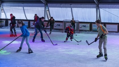 IJshockey op de schaatsbaan met voormalig prof