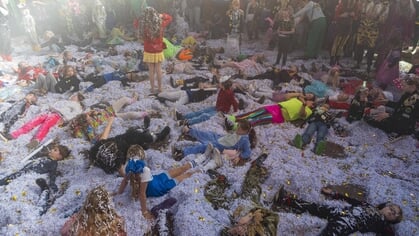 Confetti-explosie bij start carnaval in spiegeltent