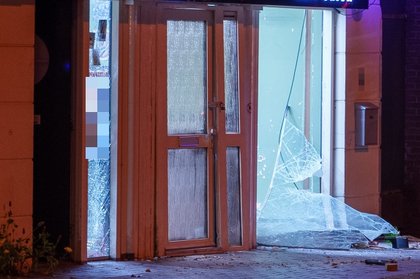 Gevel kapperszaak zwaar beschadigd door explosie aan Westhavenkade in Vlaardingen