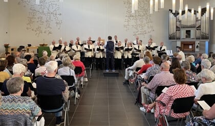 Goedgevulde zaal voor gospels van Elvis