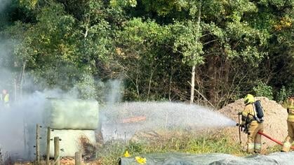 Brandende hooibalen zorgen voor forse rookontwikkeling