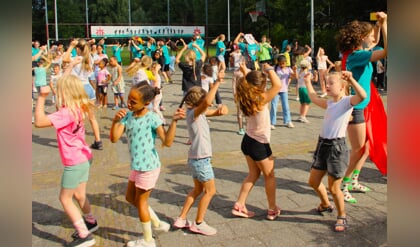 Onbezorgd dansen in zomerzonnig Vakantiebos
