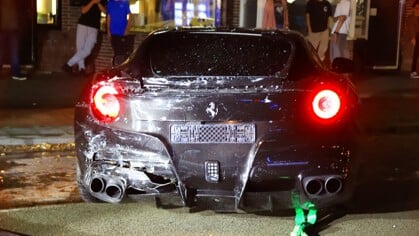 FOTO’S: Ferrari van ruim €400.000 crasht in Den Helder: bestuurder aangehouden