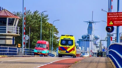 Zeer grote brand bij Marinehaven in Den Helder: marineschip staat in brand