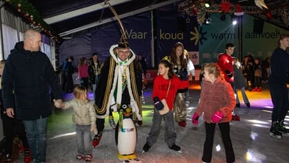 Prins Bram schaatst rond op Winterpark-ijsbaan