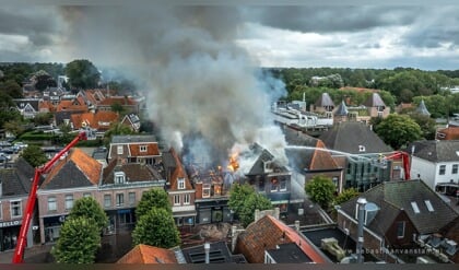 Zeer grote brand in centrum Schagen, winkelpand ingestort