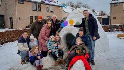 Creatieve sneeuwpret in de Rossinistraat: buurt bouwt eigen iglo