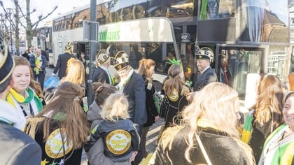 Prins Bram d’n Urste trekt met volle bussen langs Mariaheide en Eerde