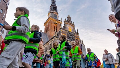 Alkmaar Ontzet begonnen: Kranslegging en Lampionnenoptocht in beeld