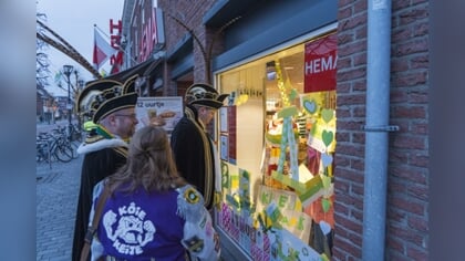 De etalages in Schorsbos kleuren geel, groen, wit en een vleugje goud