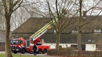 Brandweer veegt schoorsteen aan Busselsteeg