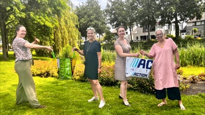 De kledingruiltassen gaan van hand tot hand in Rhoon en Poortugaal