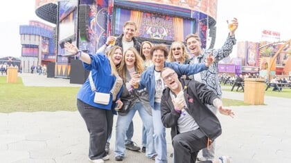 Team ‘Erik doe rustig’ wint Paaspop-ticket tijdens pubquiz