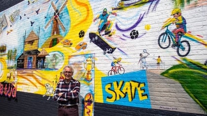 Kunstwerk ‘Zweven Door De Tijd’ onthuld als eerste kunststeegje