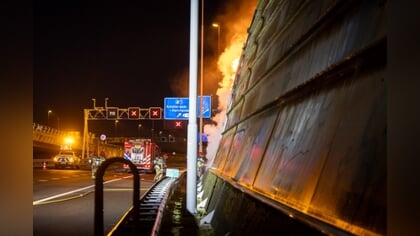 Geluidswal in brand langs A10 Ringweg-West bij Amsterdam, snelweg dicht