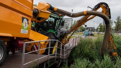 Trekker zakt door brug op de Melkweg in Purmerend