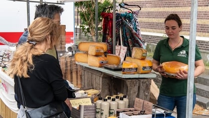 Fotoverslag: zomerse gezelligheid op de Kaasmarkt tijdens Laag Hollandse Makersmarkt in Purmerend