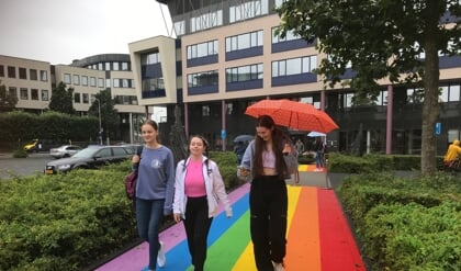 Regenboogpad èn -bankje in de regenboogstad Gorinchem