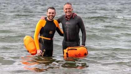 Vader en zoon doen mee aan Beach to Beach Swim 2025: ‘Tot aan de overkant!’