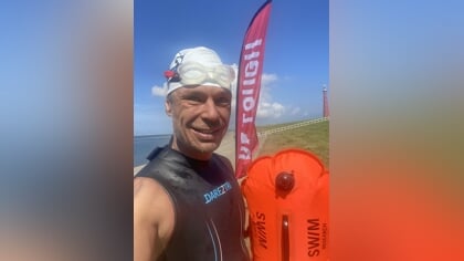 Raadslid Bruin zwemt opnieuw het Marsdiep over voor het goede doel