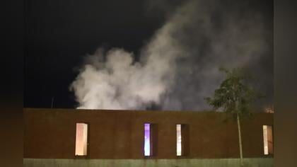 Grote brand op dak van azc aan Burgemeester Ritmeesterweg in Den Helder