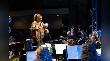 Desirée Niesing wint spannende dirigeerwedstrijd De Maestro van Boskoop
