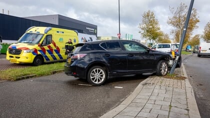 Auto botst vol tegen lantaarnpaal op ‘s-Gravelandseweg