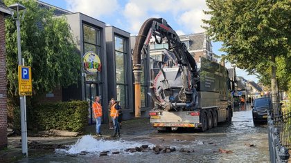 Waterleiding in Oude Dorp geraakt bij werkzaamheden (fotoserie)